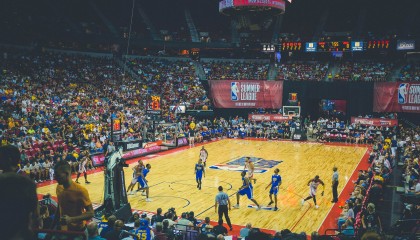 开云体育软件-最精彩瞬间：张伟三分线外连续得分点燃现场！，张伟三集