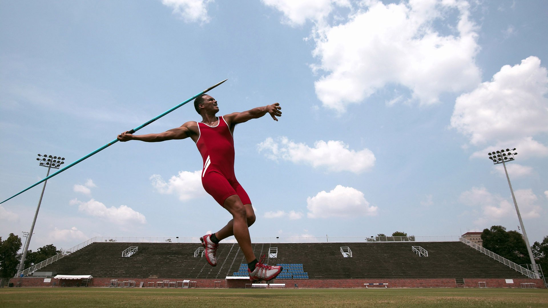 足球球员动态表现追踪系统精准升级，足球球星专属动作